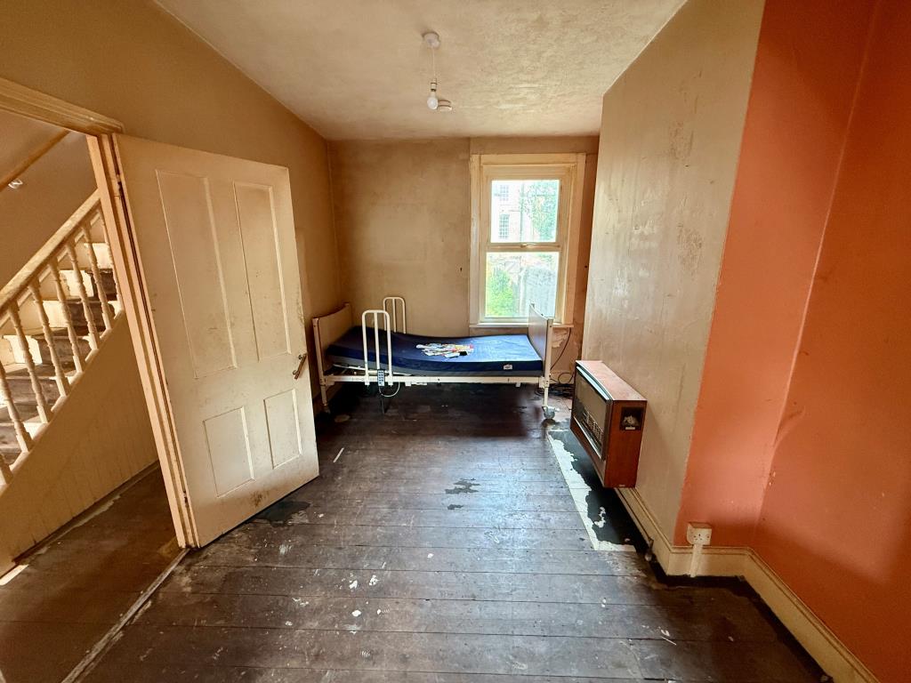 Lot: 35 - THREE-BEDROOM TERRACE HOUSE FOR REFURBISHMENT - Dining room